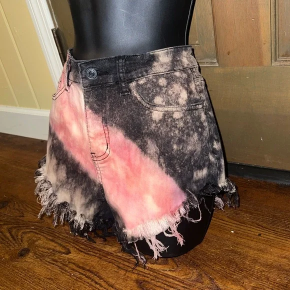 KanCan Black, Cream Red Distressed High Waist Fray Hem Jean Debim Shorts Size 27 - Picture 5 of 10